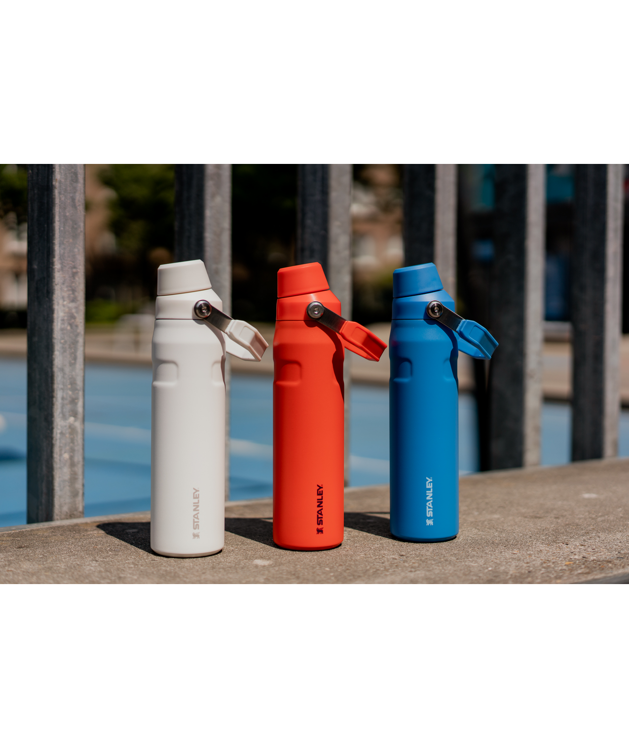 B2B_Web_PNG-Stanley_The-IceFlow-Aerolight-Water-Bottle-Fast-Flow-0-6L-20oz_Frost_Tigerlily_Azure_Lifestyle_3.png