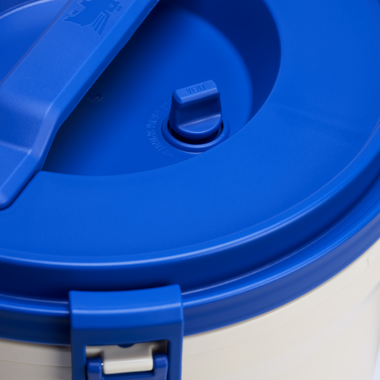 Web_PNG_Square-2025-01-10_The_Fast-Flow_Water_Jug_2GAL_-_Cream_Royal_-_Detail.png