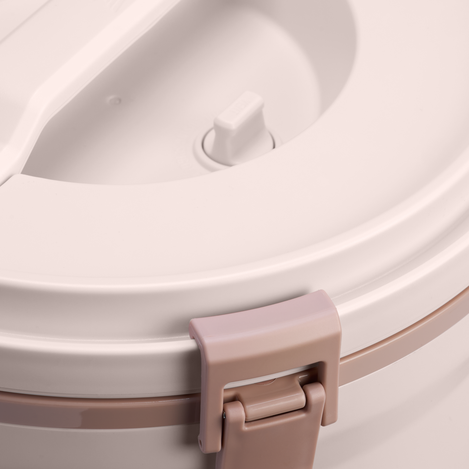 Web_PNG_Square-TheFast-FlowWaterJug2GAL-RoseQuartz-LidDetail.png
